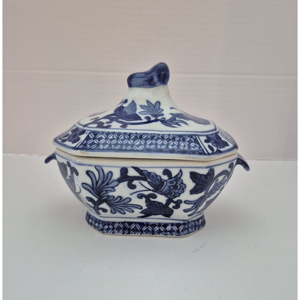 Vintage Bombay Co. Blue and White Porceian Covered Dish/Chinoiserie Bowl and lid